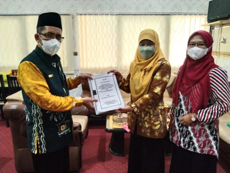 Kepala Kankemenag Sidoarjo Berkenan Memberikan Kata Pengantar Buku Karya Guru MTsN 4 Sidoarjo