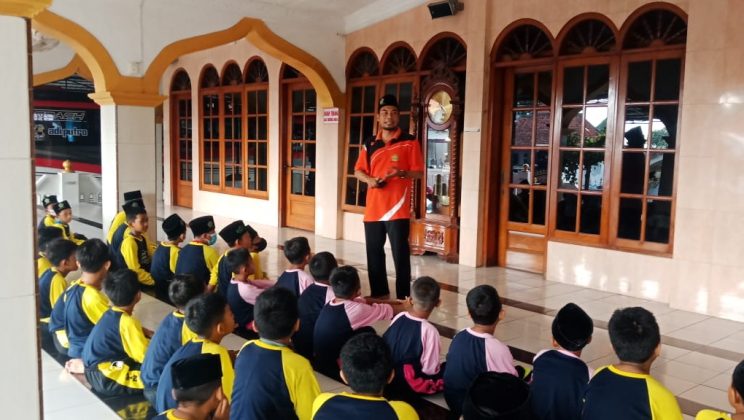 Siswa MIN 2 Sidoarjo Tetap Istiqomah Sholat Dhuha Walau Outing Class