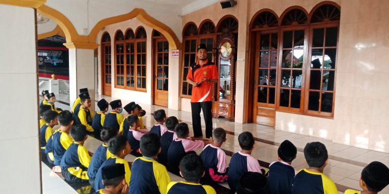 Siswa MIN 2 Sidoarjo Tetap Istiqomah Sholat Dhuha Walau Outing Class