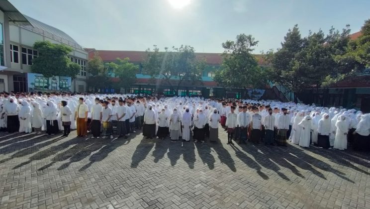 Upacara Bendera Peringati Hari Santri Di MAN Sidoarjo