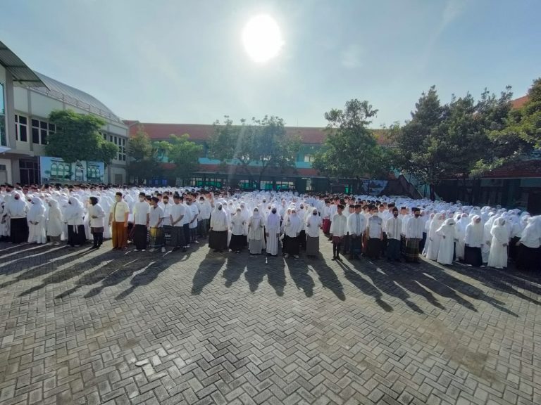 Upacara Bendera Peringati Hari Santri Di MAN Sidoarjo