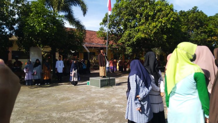 MTs Negeri 3 Sidoarjo Gelar Upacara Peringatan Hari Santri Nasional 2022