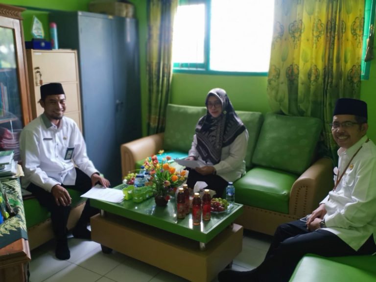 Monitoring ANBK oleh Kepala Kankemenag di MIN 2 Sidoarjo