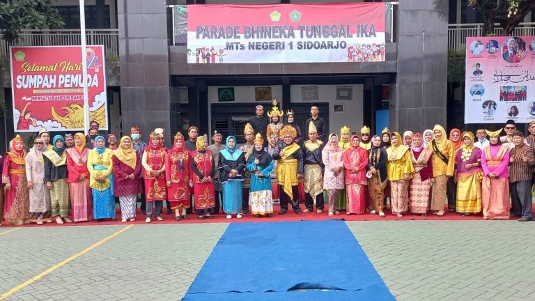 Semangat Kebhinekaan dalam Peringatan Hari Sumpah Pemuda di MTsN 1 Sidoarjo