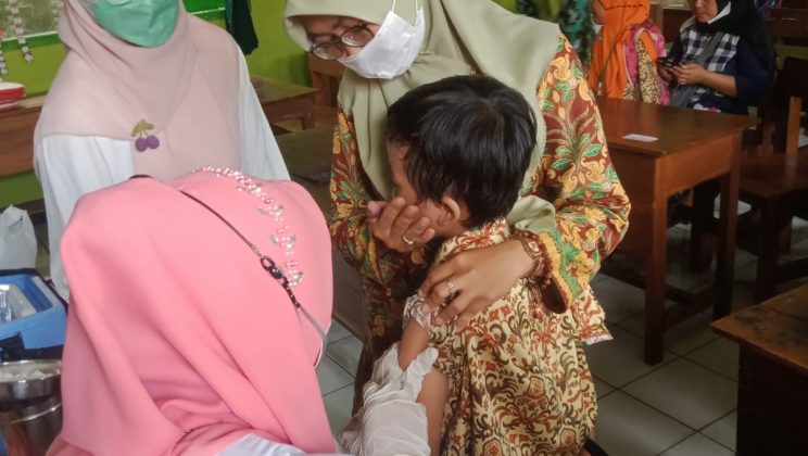 Pemberian Vaksin MR dan HPV di MIN 2 Sidoarjo