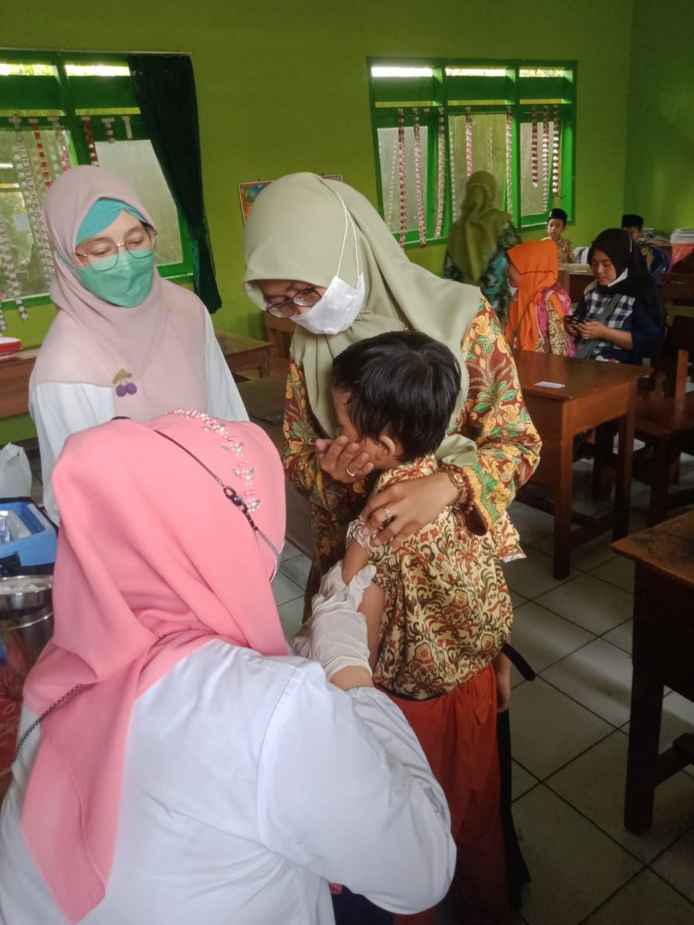 Pemberian Vaksin MR dan HPV di MIN 2 Sidoarjo