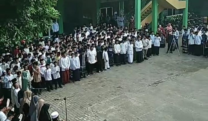 Sholawat Mahalul Qiyam Berkumandang di MTsN2 Sidoarjo pada Maulid Nabi