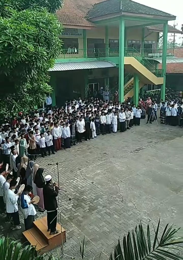 Sholawat Mahalul Qiyam Berkumandang di MTsN2 Sidoarjo pada Maulid Nabi