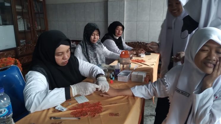 Siswa Kelas Tujuh MTsN 2 Sidoarjo Lakukan Cek Jenis Golongan Darah