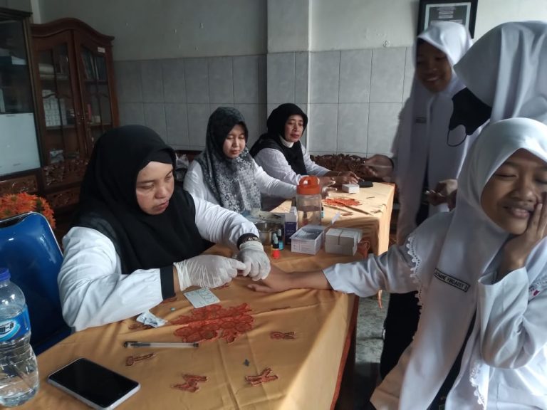 Siswa Kelas Tujuh MTsN 2 Sidoarjo Lakukan Cek Jenis Golongan Darah