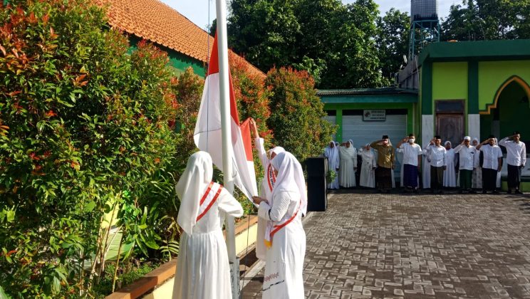 Menyambut Hari Santri Nasional di MIN 2 Sidoarjo