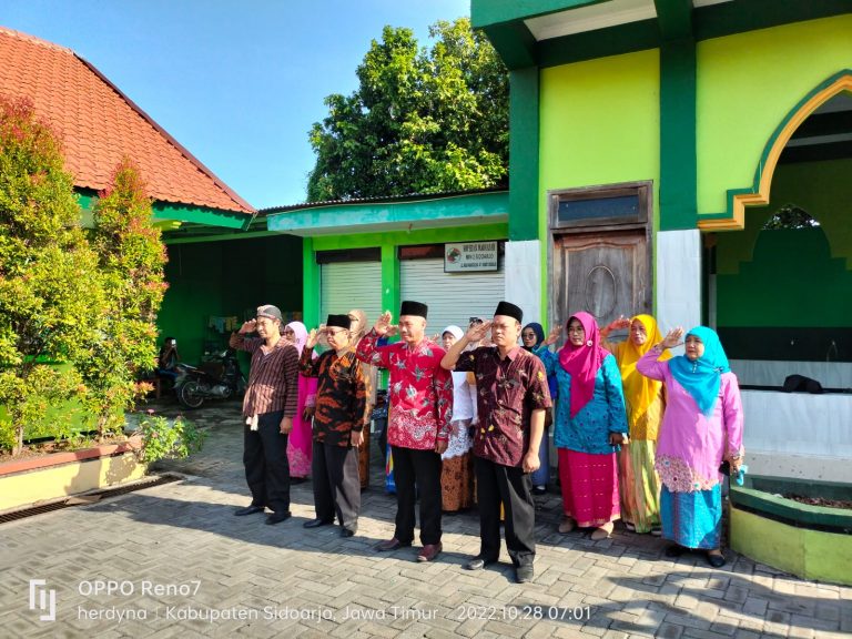 Upacara Peringatan Hari Sumpah Pemuda di MIN 2 Sidoarjo