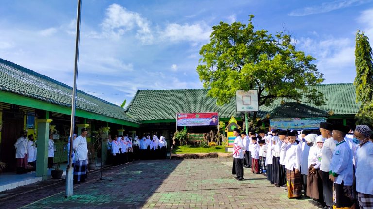 <strong>Peringati Hari Santri Nasional 2022, MIN I Sidoarjo Gelar Upacara Bendera</strong>