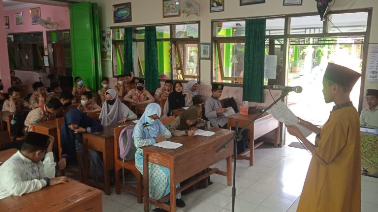 Gemerlap Memperingati Bulan Bahasa di MIN 1 Sidoarjo Sidoarjo (5/11) - MIN 1 Sidoarjo menyelenggarakan berbagai lomba dalam rangka memperingati bulan bahasa. Tahun ini sekolah mengusung tema “Berbahasa Sehat, Indonesia Tangguh”. Lomba yang diadakan antara lain, menyanyikan lagu daerah pilihan ( “Cublak-Cublak Suweng dan Gundhul-Gundhul Pacul” ) untuk kelas I, menceritakan gambar berseri untuk kelas II, membaca puisi dengan tema Sumpah Pemuda untuk kelas III, mendongeng dengan tema Dewi Sekardadu, Raden Panji Asmorobangun, Sarip Tambak Oso untuk kelas IV, serta lomba pidato bahasa Inggris dengan tema pendidikan untuk kelas V pidato bahasa Arab dengan tema Birrul Walidain untuk kelas VI. Pada masing-masing level dipilih juara I,II,dan III. “Kami berharap, peserta didik terus berkarya dan berprestasi khususnya di bidang sastra,” ungkap Bapak Gupron, S.Pd selaku ketua panitia. Setiap tahun MIN 1 Sidoarjo rutin memperingati bulan bahasa yang jatuh pada bulan Oktober. Bulan Oktober sendiri diperingati sebagai bulan bahasa merujuk pada peristiwa bersejarah Bangsa Indonesia yaitu Sumpah Pemuda pada tanggal 28 Oktober 1928. Pada hari itu, para pemuda Indonesia mengikrarkan Sumpah Pemuda di mana salah satu bunyinya adalah ‘Kami putra putri Indonesia menjunjung bahasa persatuan, Bahasa Indonesia.’ “Tujuan dari peringatan bulan bahasa ini adalah untuk menumbuhkan minat para peserta didik dalam berbahasa dan sastra Indonesia, mengembangkan budaya literasi, dan melatih keberanian tampil di depan umum,” jelasnya menambahkan.
