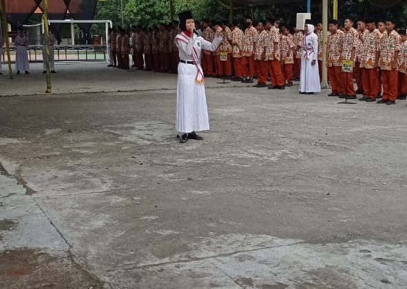 MTsN 3 Sidoarjo Peringati Hari Pahlawan dengan Iringan Lagu “Gugur Bunga”