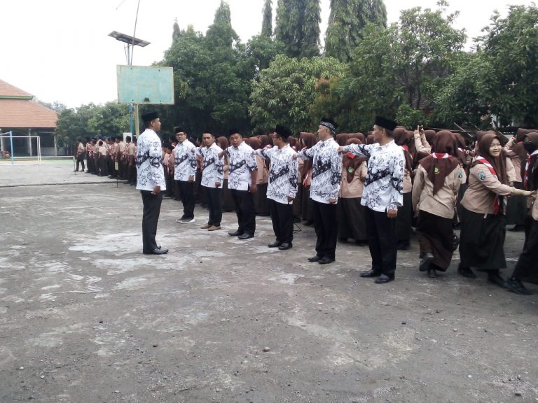 Peringati Hari Guru Nasional 2022, Seluruh Guru MTsN 3 Sidoarjo Jadi Petugas
