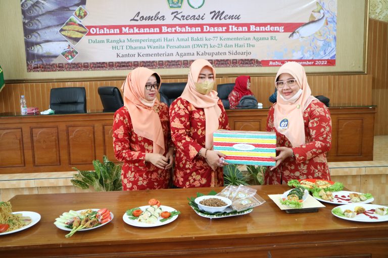 Pizza Bandeng Mengantarkan MTsN 1 Sidoarjo Juara 1 Lomba Kreasi Menu