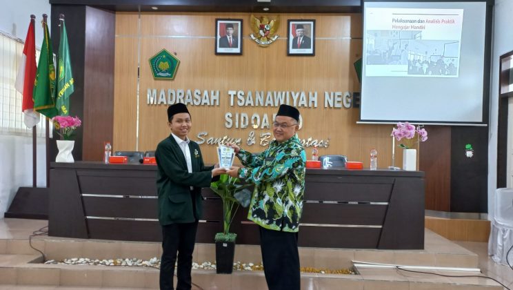 Penyerahan Kembali 12 Mahasiswa UINSA Kepada DPL di MTsN 1 Sidoarjo
