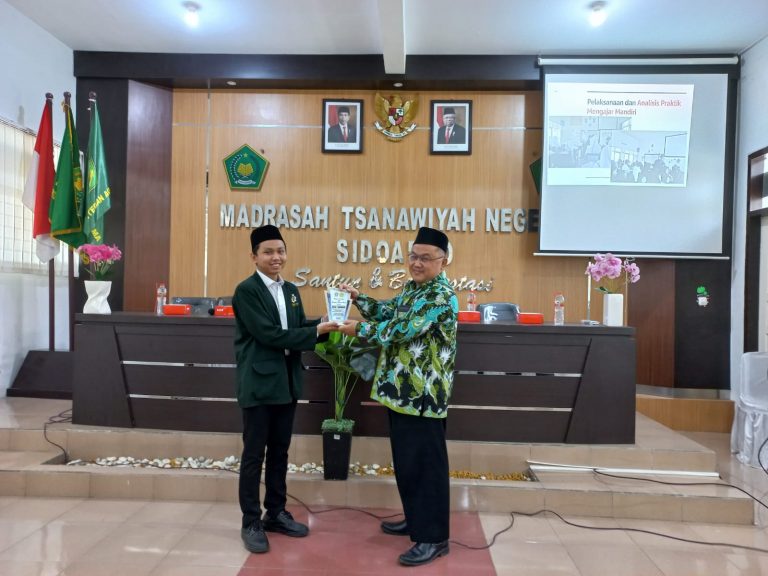 Penyerahan Kembali 12 Mahasiswa UINSA Kepada DPL di MTsN 1 Sidoarjo