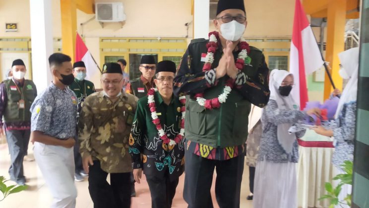 Penilaian Lomba Kebersihan dan Keindahan Antar Satker Se-Jawa Timur dalam Semarak HAB Kemenag RI Ke-77 di MTsN 1 Sidoarjo
