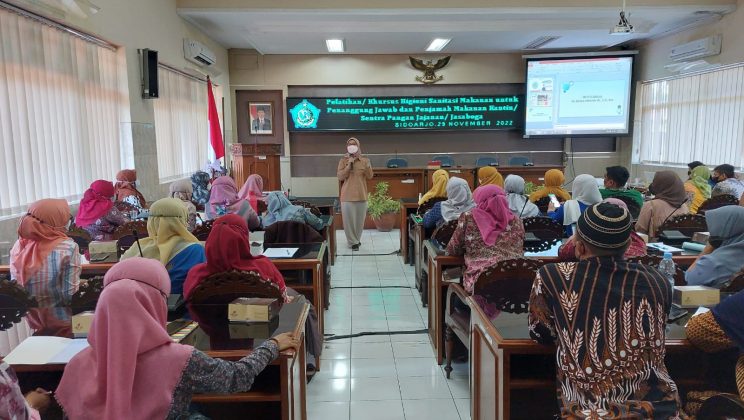 Penjamah Makanan MTsN 4 Sidoarjo Ikuti Pelatihan Hygiene Sanitasi Makanan (HSM)