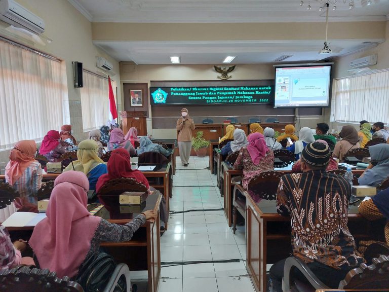 Penjamah Makanan MTsN 4 Sidoarjo Ikuti Pelatihan Hygiene Sanitasi Makanan (HSM)