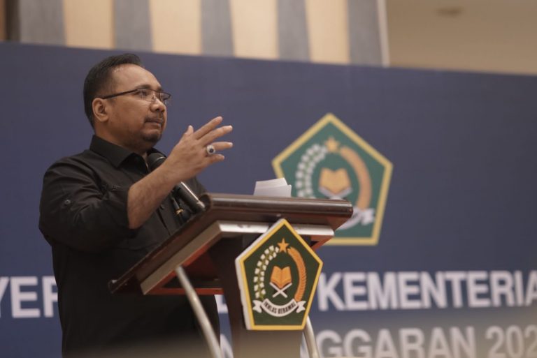 <em>Menag Yaqut: Bom Astana Anyar Bukti Kekerasan Selalu Rugikan Banyak Pihak</em>
