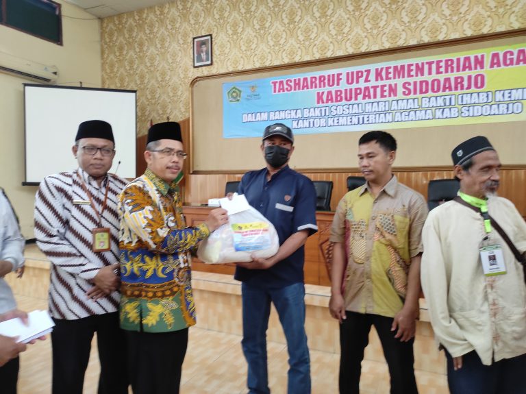 Kepala Kemenag Kab Sidoarjo Serahkan Santunan Baksos Pada  Ikatan Tuna Netra Muslim  ,Pegawai Honorer KUA dan Penjaga Kantor Induk .