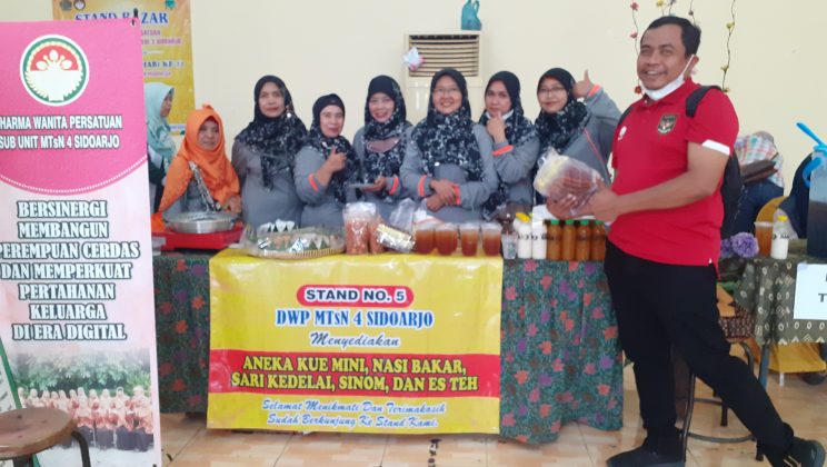 Warga MTsN 4 Sidoarjo Ikuti Jalan Sehat Moderasi Beragama dan Bazar