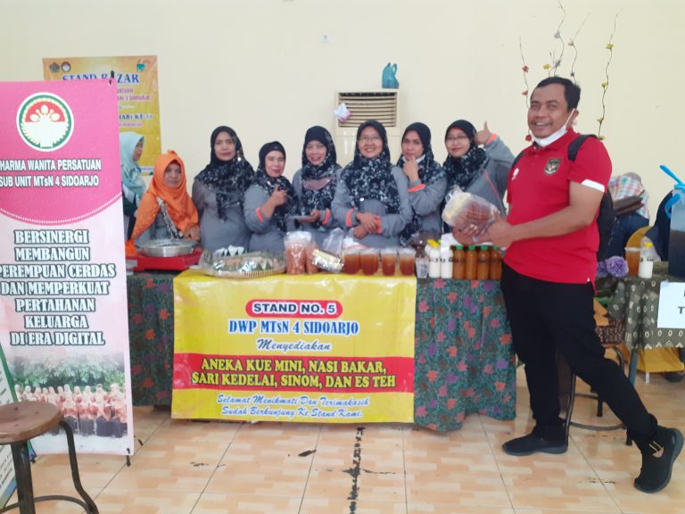 Warga MTsN 4 Sidoarjo Ikuti Jalan Sehat Moderasi Beragama dan Bazar