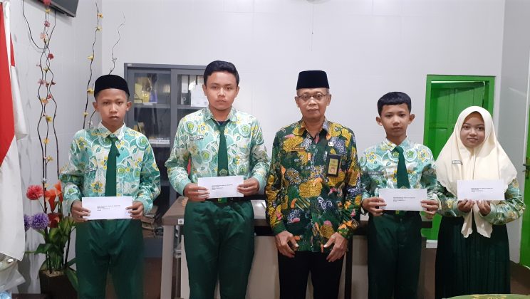 Pentasyarufan Dana Bantuan Sosial Baznas Kepada Siswa MTsN 4 Sidoarjo