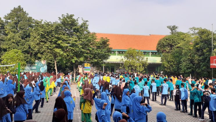 MTsN 4 Sidoarjo Lakukan Aksi Nyata Jumat Berseri (Bersih, Sehat, dan Asri)