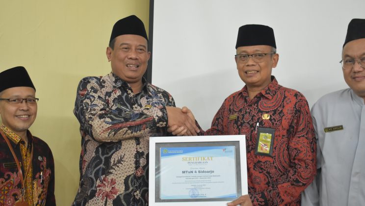 MTsN 4 Raih Penghargaan Sebagai Kontributor Terbaik
