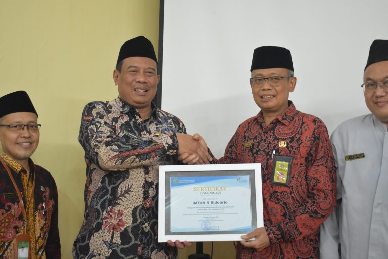 MTsN 4 Raih Penghargaan Sebagai Kontributor Terbaik