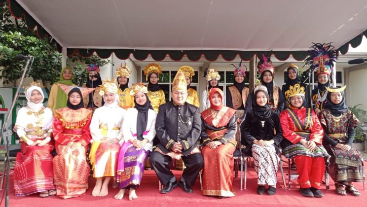 <strong>Momen Spesial, MTsN 1 Sidoarjo Memperingati HAB Kemenag dengan Busana Nusantara</strong>