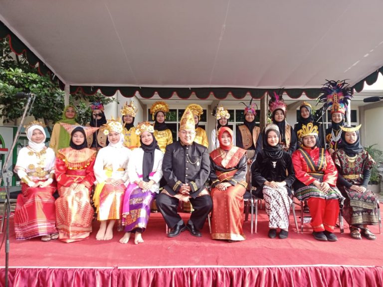 <strong>Momen Spesial, MTsN 1 Sidoarjo Memperingati HAB Kemenag dengan Busana Nusantara</strong>