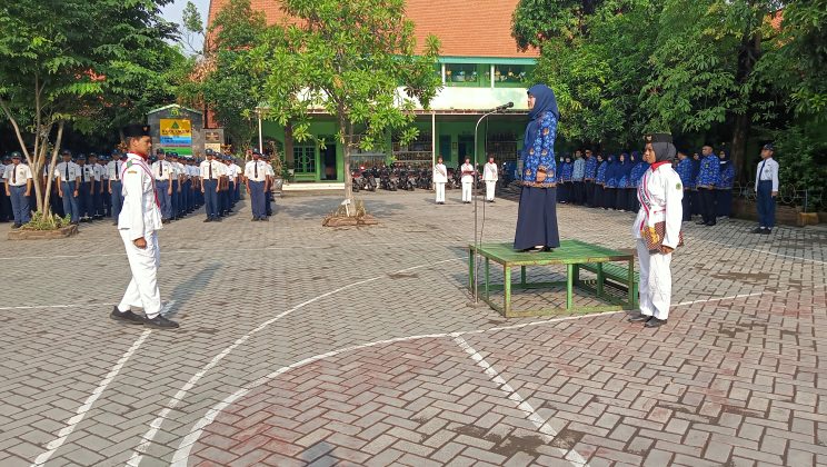 MTsN 4 Sidoarjo Membangun Karakter Disiplin Siswa Melalui Upacara Bendera