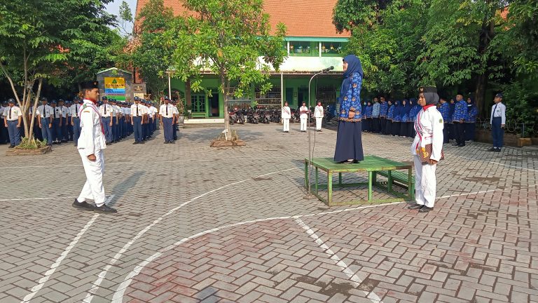 MTsN 4 Sidoarjo Membangun Karakter Disiplin Siswa Melalui Upacara Bendera