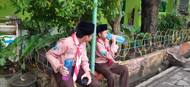 Aksi Nyata MTsN 4 Sidoarjo Peduli Limbah Botol Plastik