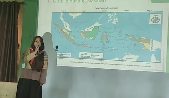 Keseriusan Siswa Kelas 7 MTsN 2 Sidoarjo dalam Presentasi Final Studi Observasi Lingkungan