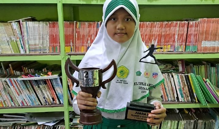 Siswi MI Ma’arif Pagerwojo Sidoarjo Juara I Kejurkab Anggar U 12