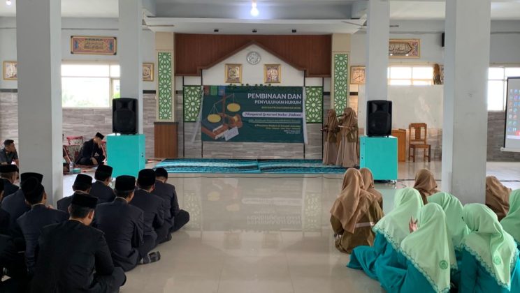 Kasi PD Pontren dan Kejari Sidoarjo Beri Penyuluhan ke Santri Ponpes Modern Al-Amanah Junwangi Krian