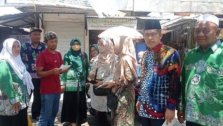 KanKemenag Kab Sidoarjo Lakukan Kampanye Mandatory Sertifikat Halal  di Pasar Baru Bluru dan Pasar Gedangan