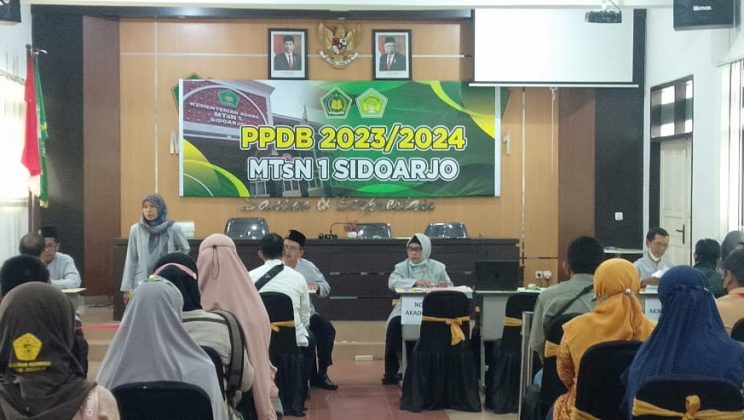 <strong>PPDB MTsN 1 Sidoarjo, Ratusan Wali Siswa Rela Antri Verifikasi Berkas</strong>