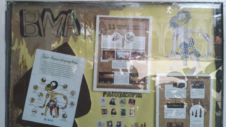 Tim Jurnalis MTsN 2 Sidoarjo Launching Mading Sudut Sekolah Bertemakan “Tokoh Sentral Mahabarata”