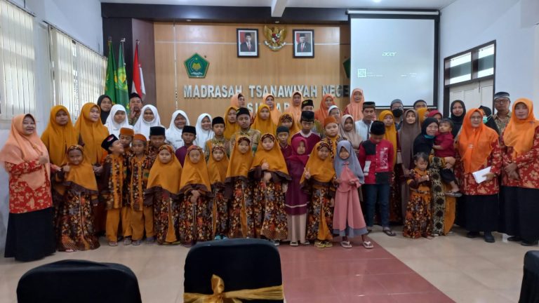 Puncak Ramadhan MTsN 1 Sidoarjo Berbagi dengan Ratusan Anak Yatim