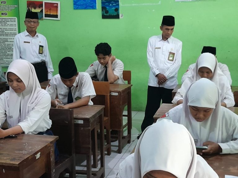 Ahmad Fathoni Kepala Seksi Pendidikan Madrasah Kantor Kementerian Agama Kabupaten Sidoarjo lakukan Monev Asesmen Madrasah (AM) di MTsN 4 Sidoarjo, Selasa (11/4).