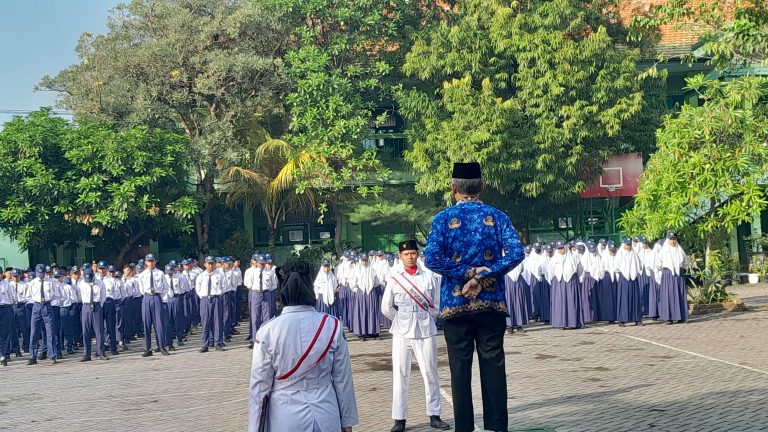 MTsN 4 Sidoarjo Peringati Hari Pendidikan Nasional