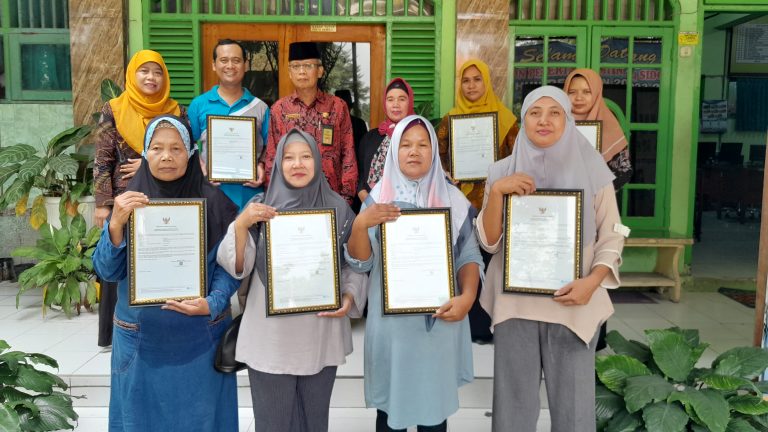 Kepala MTsN 4 Sidoarjo Serahkan Dokumen Perizinan Berusaha Berbasis Risiko kepada PU Kantin Madrasah