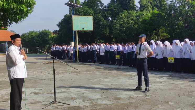 Semangat Hari Pendidikan Nasional, MTsN 3 Sidoarjo Laksanakan Apel Pagi